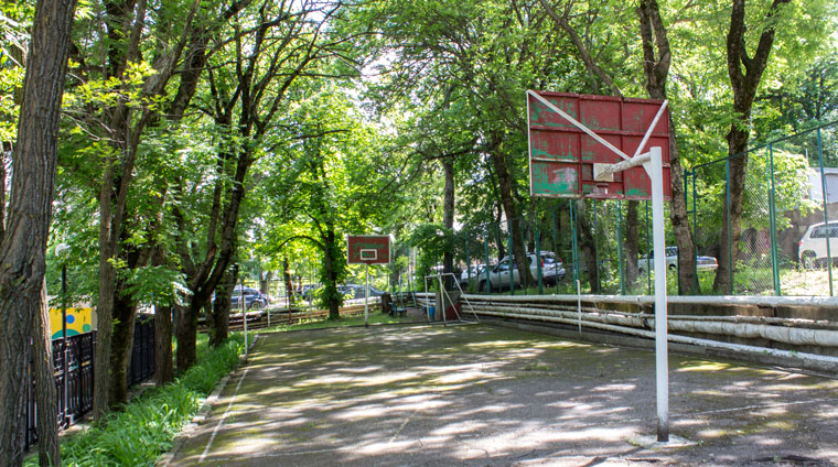 Баскетбольная площадка на территории санатория Родник. Пятигорск