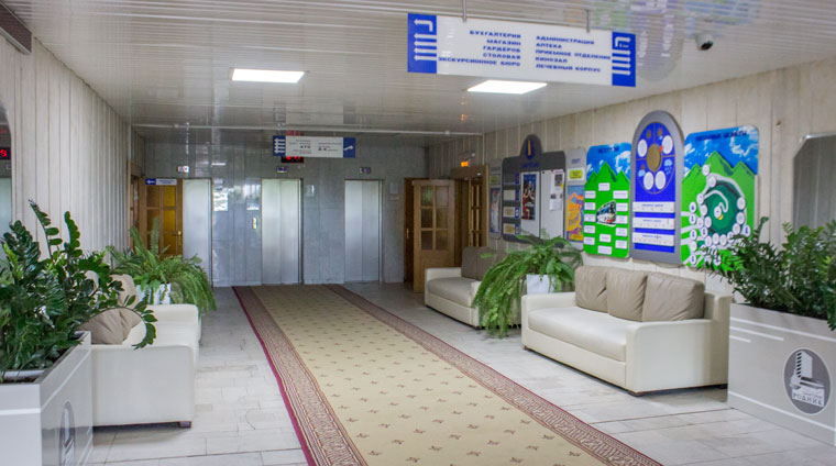 Зона отдыха в холле главного корпуса санатория Родник в Пятигорске