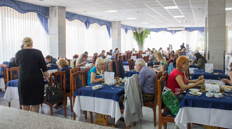 Прием пищи отдыхающими санатория Родник Пятигорска