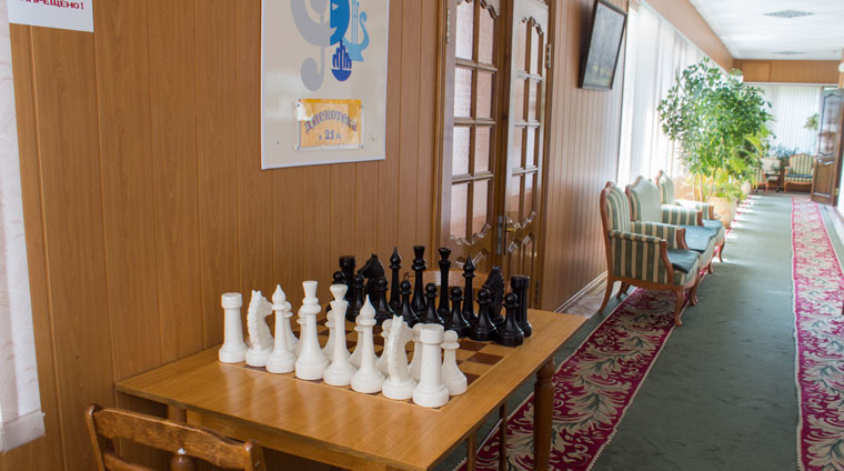 Шахматный стол в корпусе №7 санатория Родник в Пятигорске