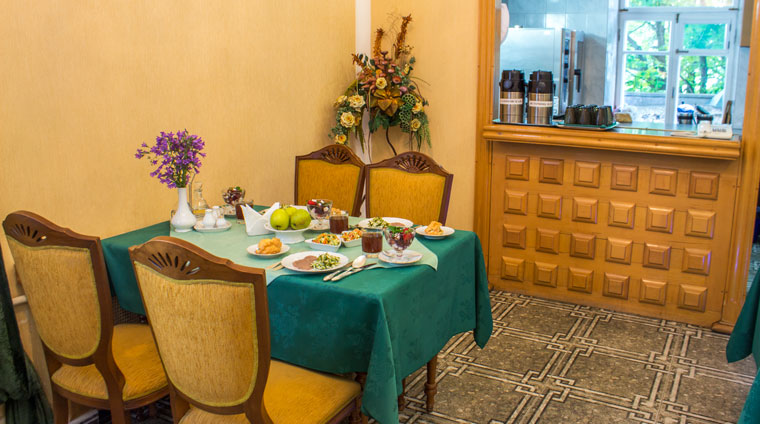 Сервированный стол в зале с улучшенным питанием «Люкс» санатория Родник. Пятигорск