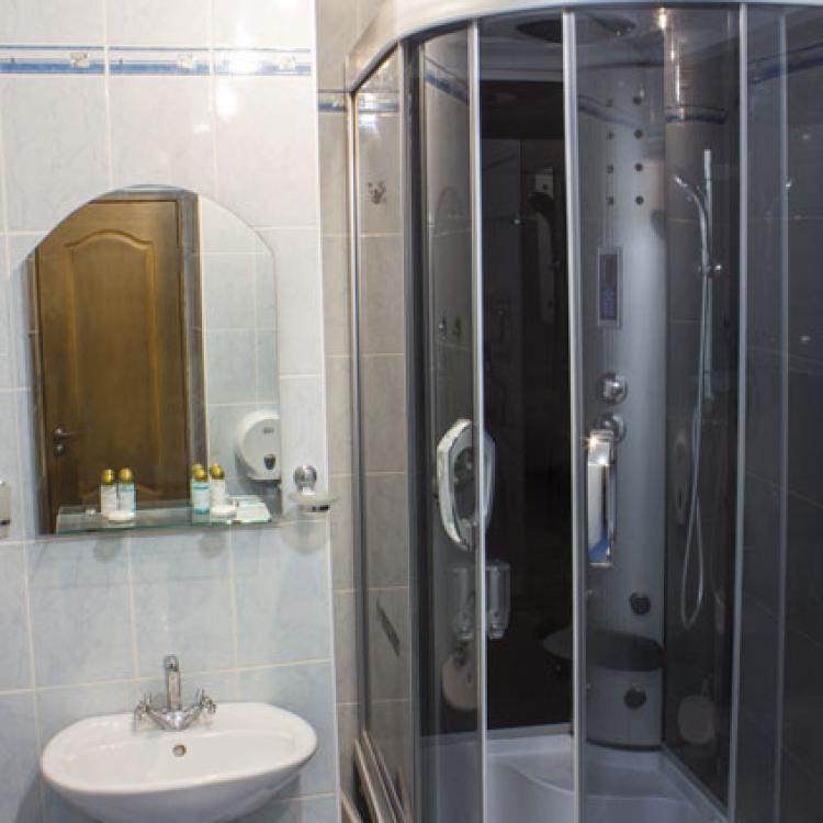 Совмещенный санузел с душевой кабиной в 2 местном 2 комнатном 1 категории, Корпус 10 А санатория Родник в Пятигорске