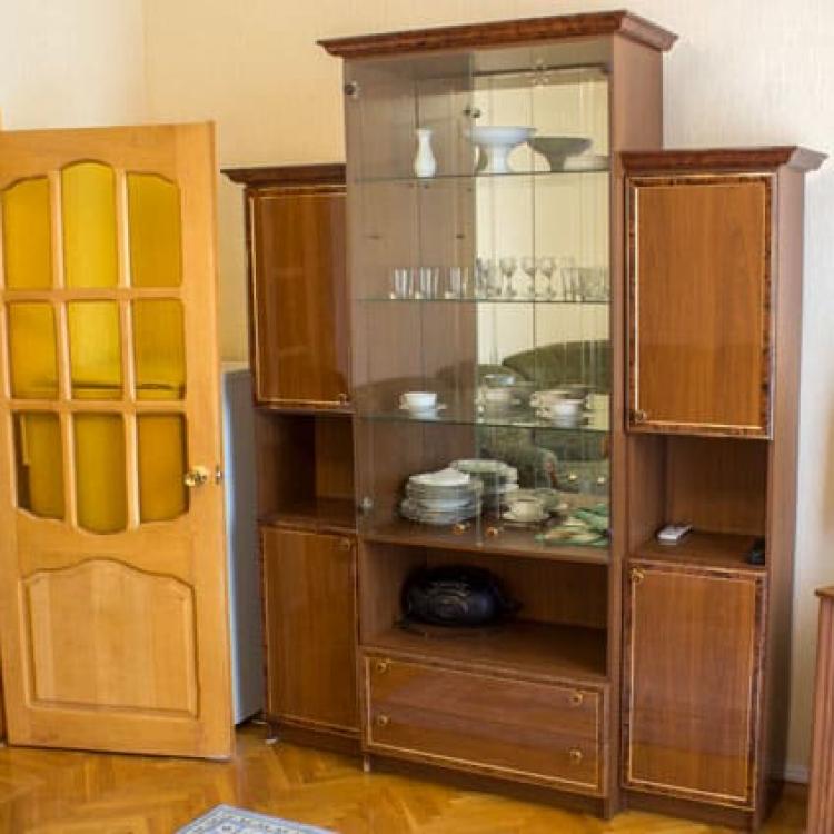 Посудный шкаф и телевизор в гостиной 2 местного 2 комнатного Люкса, Корпус В санатория Родник. Пятигорск