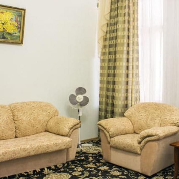 Мягкая мебель в гостиной 2 местного 2 комнатного Люкса, Корпус 7 санатория Родник. Пятигорск