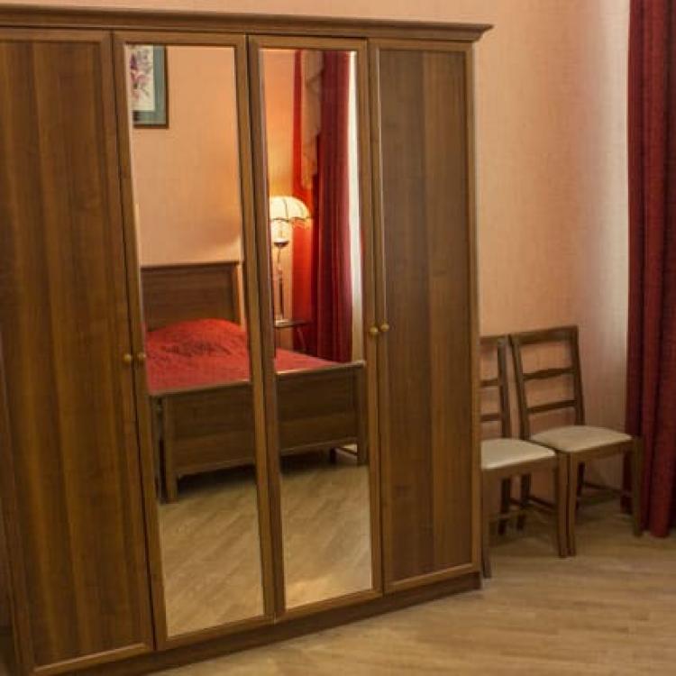 Платяной шкаф в спальне 2 местного 2 комнатного Люкса, Корпус 7 санатория Родник в Пятигорске