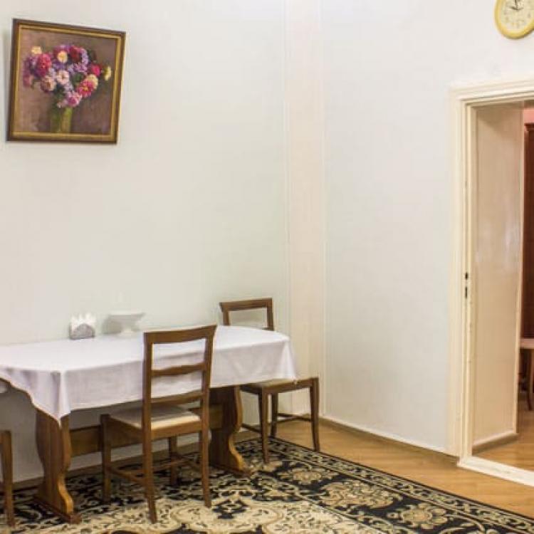 Обеденный стол в гостиной 2 местного 2 комнатного Люкса, Корпус 7 санатория Родник. Пятигорск