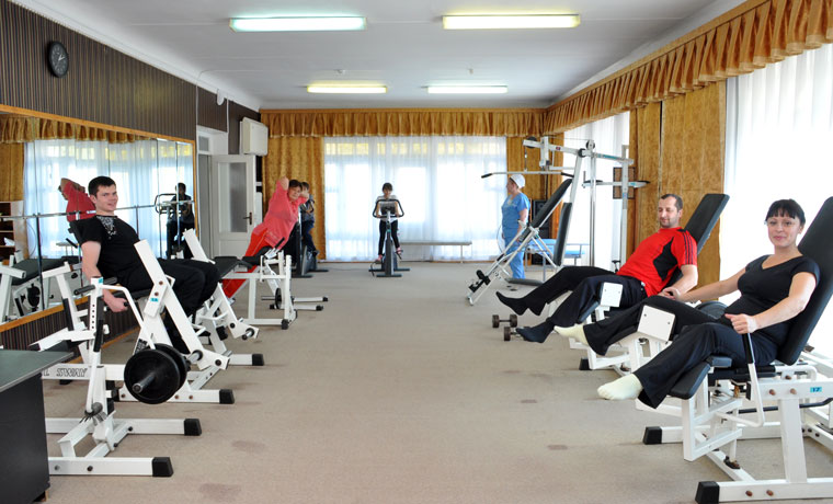 Упражнения на тренажерах в тренажерном зале санатория Родник в Пятигорске